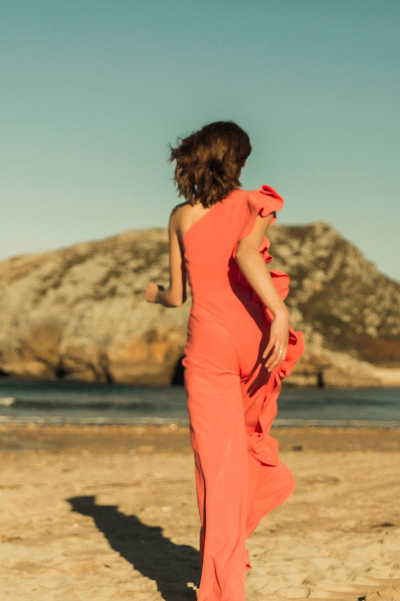 jumpusuit coral asimetrico de verano para invitada de boda de dia fiesta pedida de mano dama de honor