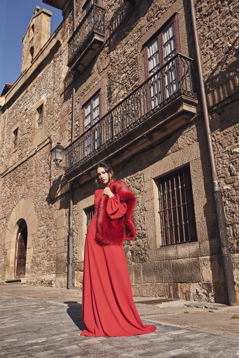 estola roja de pelo sintetico complemento perfecto para complemento de fiesta mono eventos