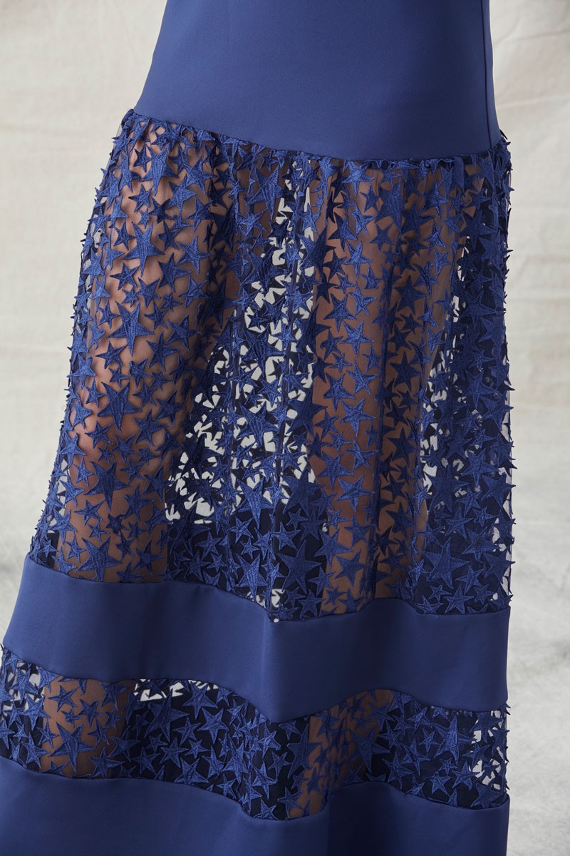 vestido largo en neopreno de color azul marino con trasparencias de tul y estrellas bordadas de efecto slim para eventos fiestas invitadas de boda apparentia