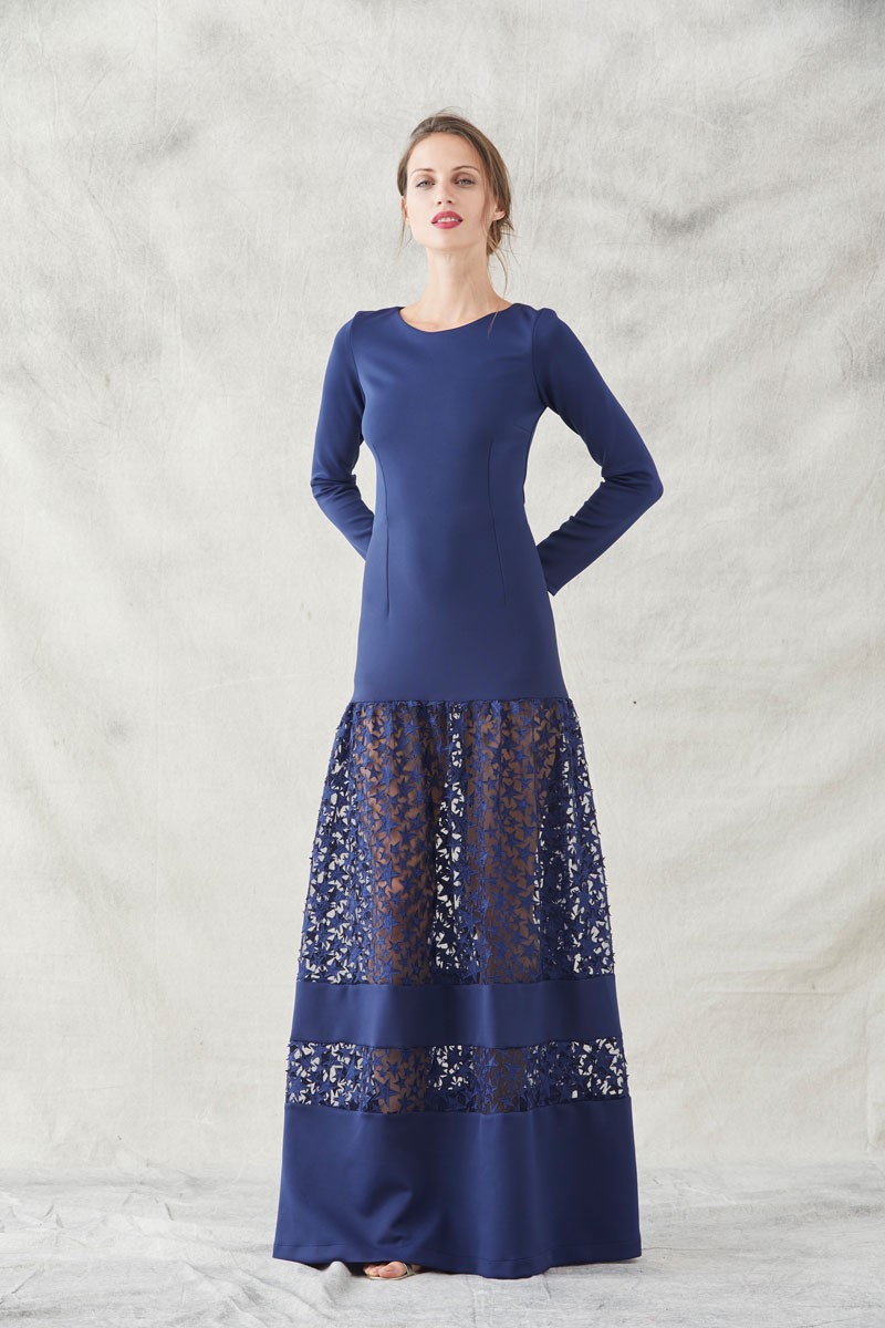Comprar online vestido de fiesta largo ajustado confeccionado en neopreno de color azul marino con trasparencias de tul y estrellas bordadas de efecto slim para eventos fiestas invitadas de boda apparentia