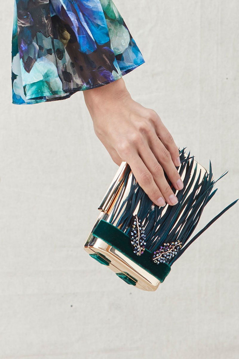 comprar online clutch de fiesta en base de laton dorada con plumas finas y gruesas verdes y joyas de insectos con piedras negras y bolitas plateadas complemento ideal para invitadas de bodas fiestas eventos de apparentia
