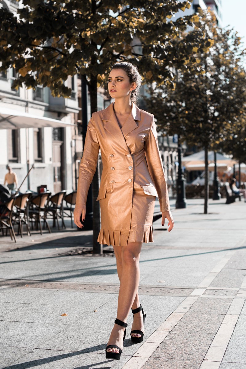 comprar online vestido corto esmoquin oro tostado rosa de manga larga escote en pico botonadura con seis botones dorados y volante en la cintura ideal para fiestas reuniones de trabajo eventos nochevieja invitadas de apparentia