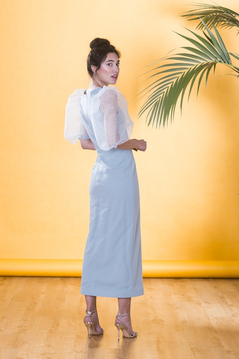 comprar online Vestido largo midi en plumetti aguamarina con botones por delante y manga farol con volumen transparente para invitadas a boda de dia, bautizo, comunion, graduacion, fiesta de verano.