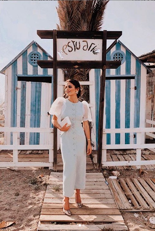 Vestido largo midi en plumetti aguamarina con botones forrados y manga farol con volumen transparente para invitadas a boda de dia, bautizo, comunion, graduacion, fiesta de verano