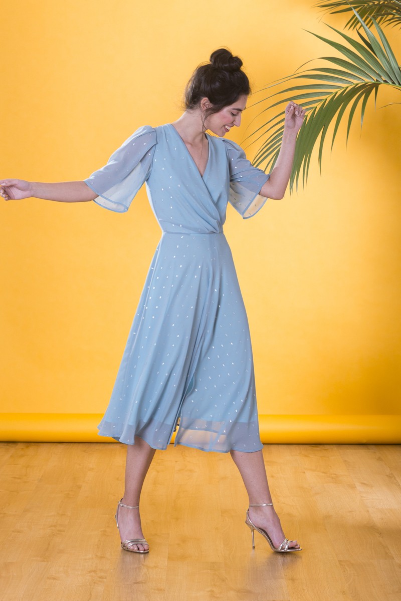 Vestido de fiesta en gasa verde aguamarina con lurex dorado cuerpo cruzado con escote en pico y media manga y corte fluido para boda de dia, bautizo o comunion