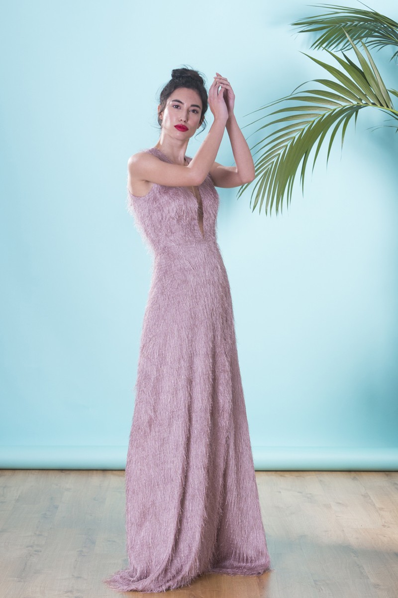 comprar online Vestido largo de fiesta de flecos color rosa empolvado nude con lurex para invitada a boda de noche