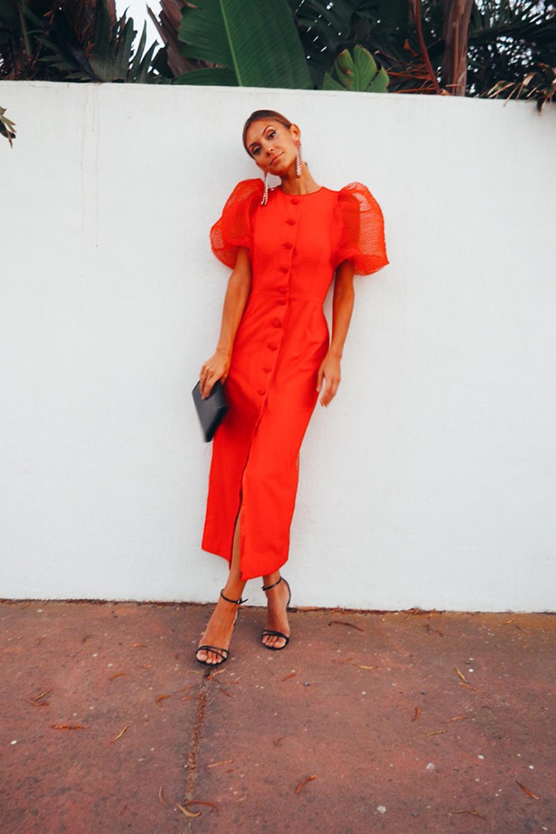 vestido rojo para boda largo midi con plumetti y botones forrados para fiesta, comunion, graduacion de apparentia
