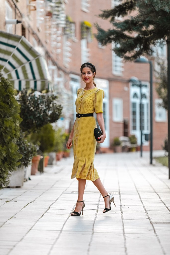 invitada perfecta con vestido mostaza de plumetti con botones y volantes para boda bautizo o comunion