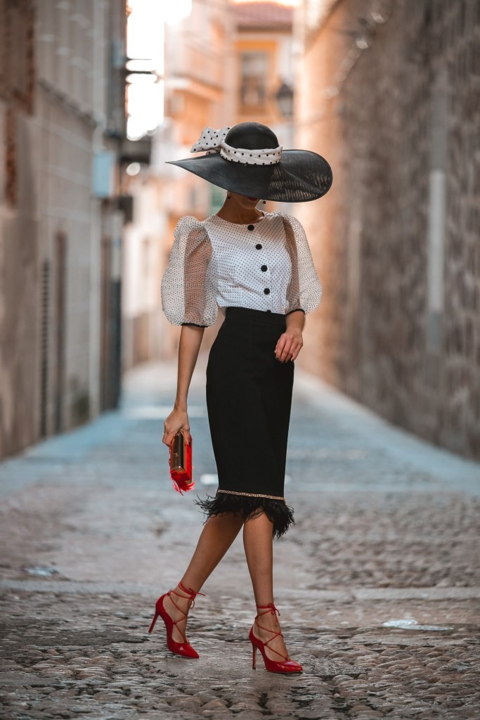 invitada perfecta con blusa de plumetti blanca y negra con mangas abullonadas para invitadas fiesta boda coctel