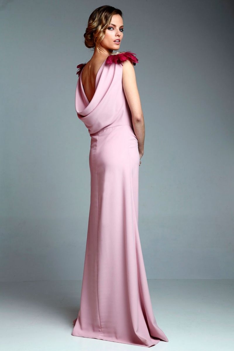 vestido largo de fiesta rosa palo con escote drapeado y hombrerras doradas y plumas de apparentia collection online
