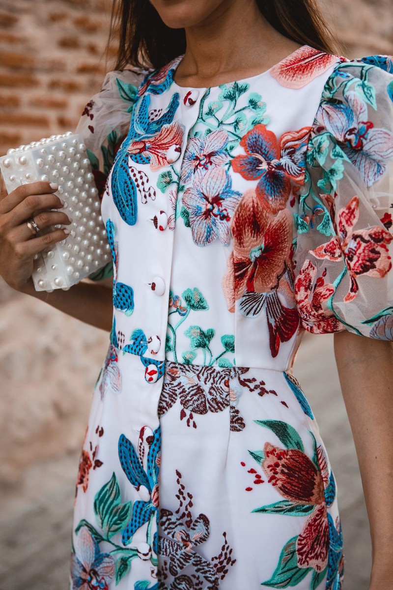 invitada perfecta con vestido midi tul bordado flores con mangas abullonadas para invitadas boda fiesta comunion