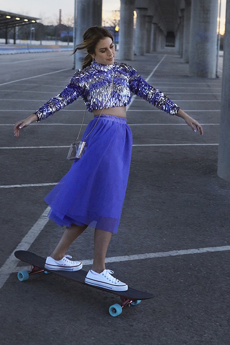Blanca Suarez con falda de tul con vuelo en color lila anuncio samsung galaxy