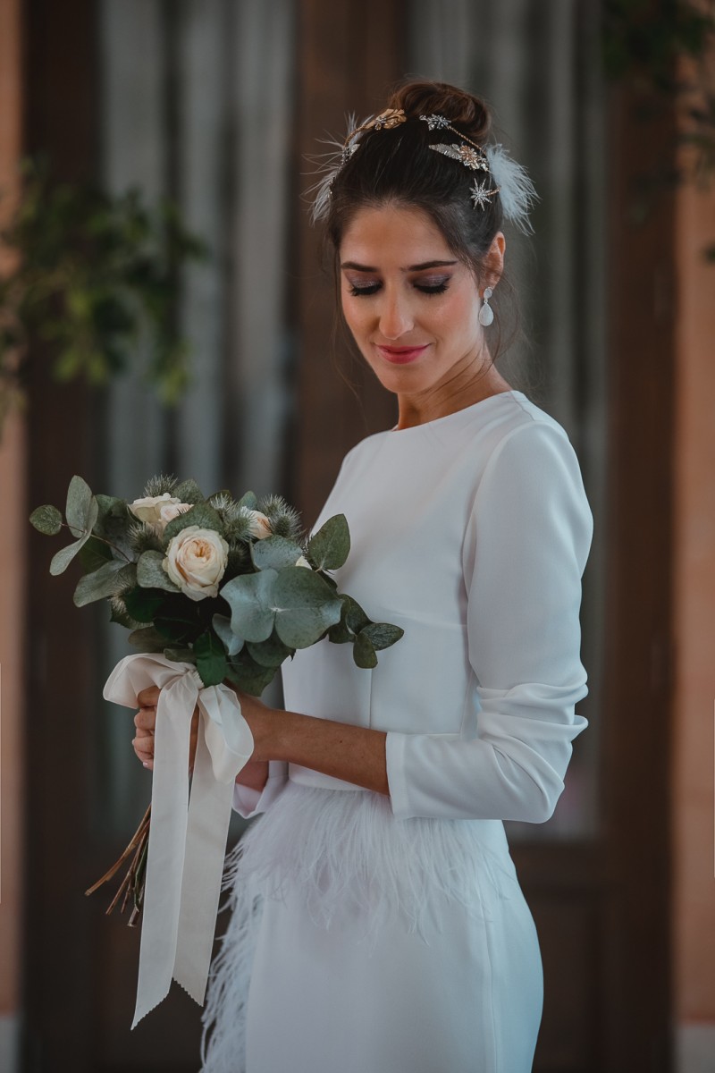 Vestido de novia sencillo de manga larga midi con pluma blanca boda civil de apparentia comprar online