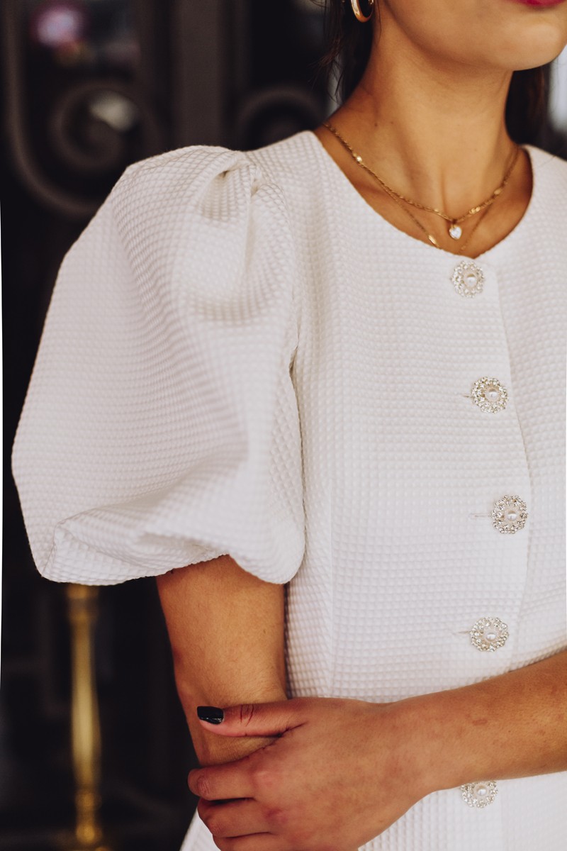 Vestido de pique blanco con boton joya y manga abullonada para novia civil, mama de bautizo o comunion