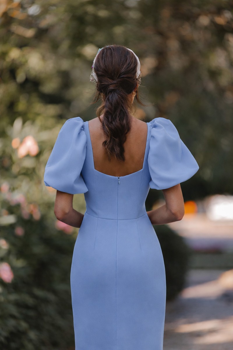 Vestido plumetti azul con mangas abullonadas y volante para invitadas boda