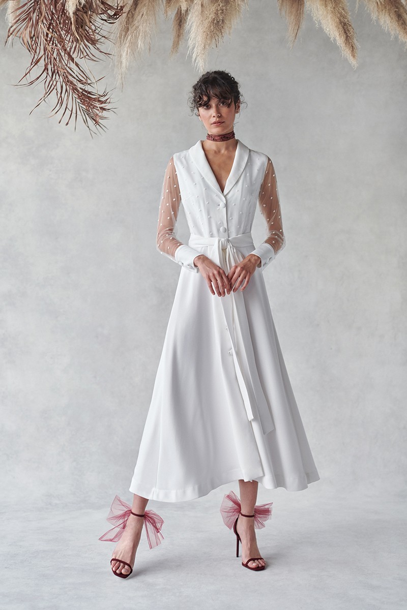 vestido camisero en tul con plumetti bordado y crep blanco para novia civil