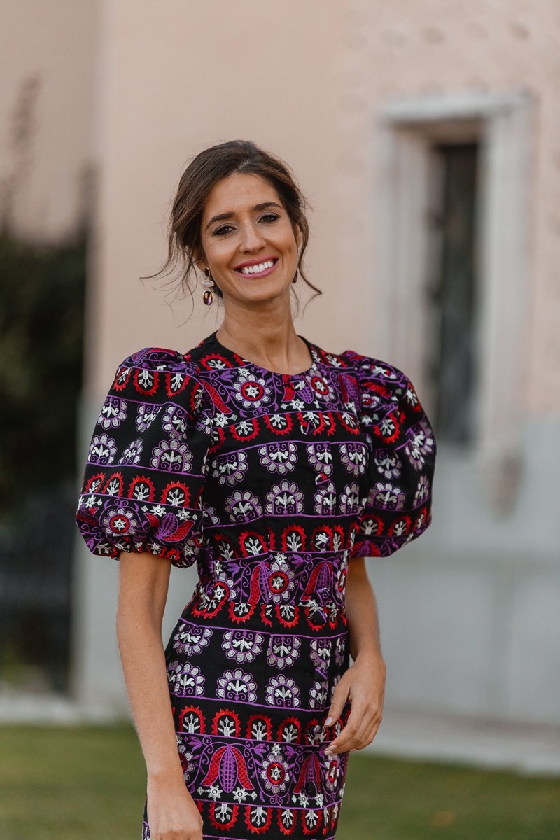 Precioso vestido de fiesta confeccionado en tejido de crepe negro con bordados para invitada a boda, bautizo, comunion, fiesta