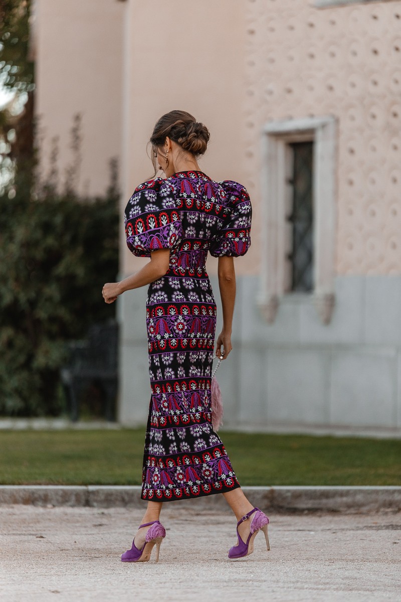 Precioso vestido de boda confeccionado en tejido de crepe negro con bordados para invitada , bautizo, comunion, fiesta