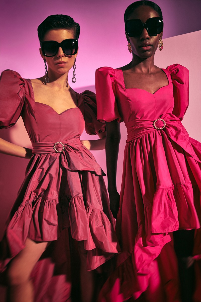 impresionantes vestidos de noche en tafeta rosa con falda de gran volumen asimetrica con volante, escote corazon y mangas globo para invitada a boda, hermano del novio, hermana de la novia, fiesta