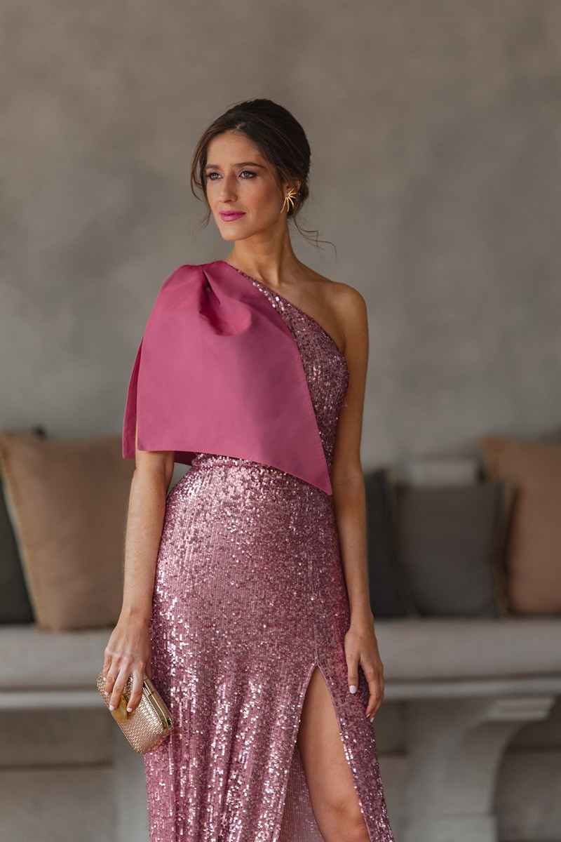 vestido de noche de lentejuelas largo con escote asimetrico falda con abertura y lazo de tafeta para invitada a boda o fiesta