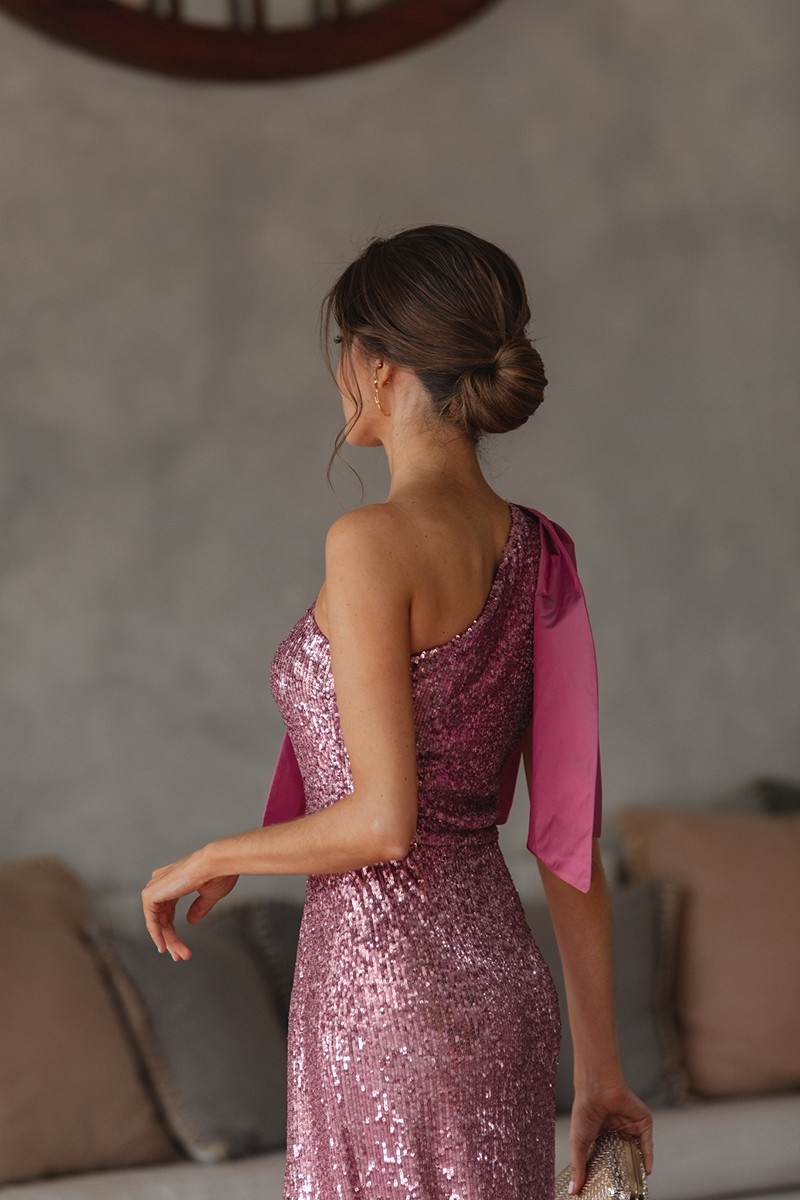 invitada perfecta con vestido de lentejuelas largo rosa con escote asimetrico falda con abertura