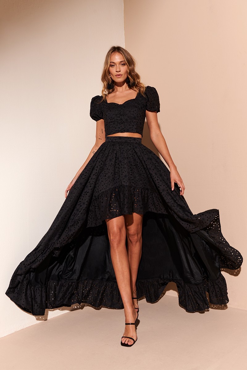 Shop online summer guest conjunto de top abullonado y falda larga asimétrica con volante troquelada negro