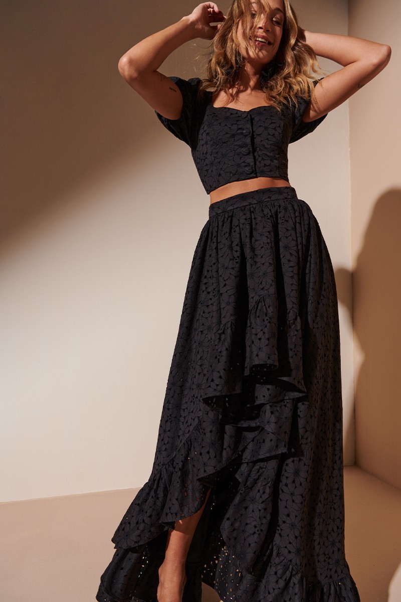 Shop online conjunto de top abullonado y falda larga asimétrica con volante troquelada negro