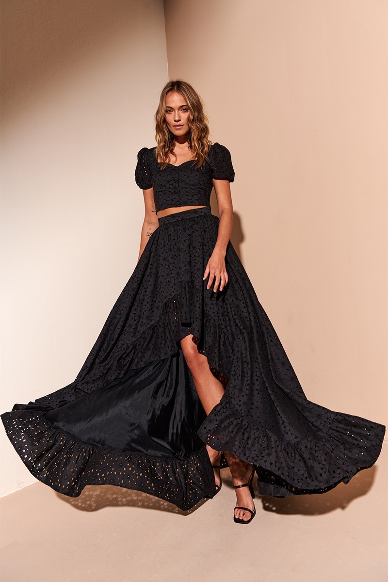 Comprar online conjunto de top abullonado y falda larga asimétrica con volante troquelada negro
