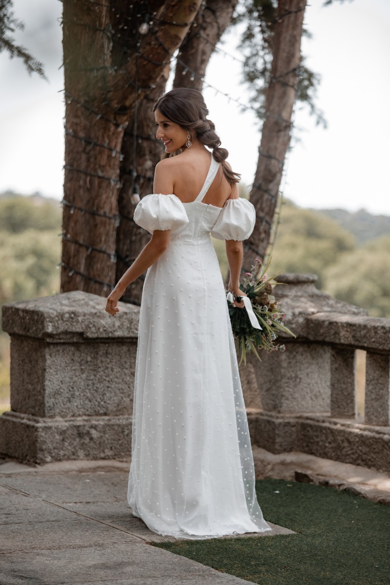 Invitada perfecta sandra majada con vestido largo blanco para novia civil para novia civil, madre de bautizo o comunion de apparentia