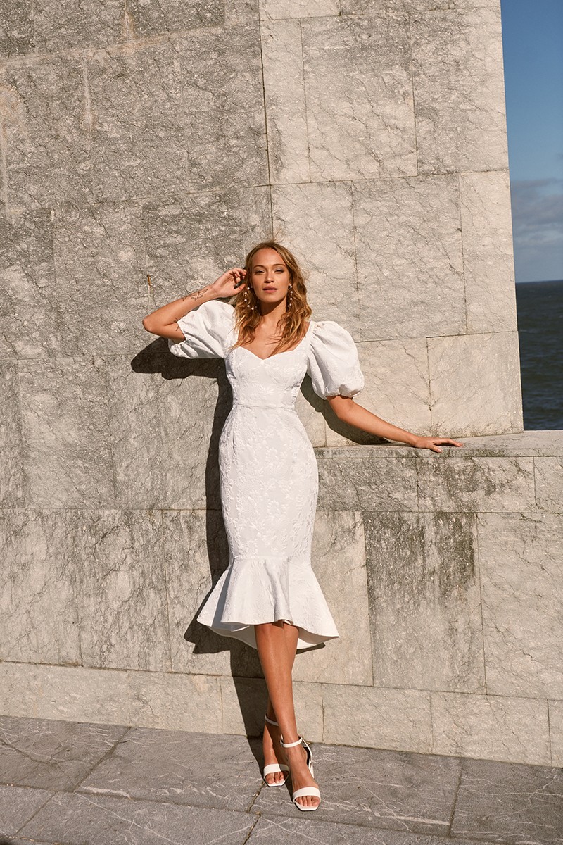 comprar vestido en jacquard blanco flores con mangas abullonadas, escote corazón y volante para invitadas boda comunion bautizo fiesta graduacion