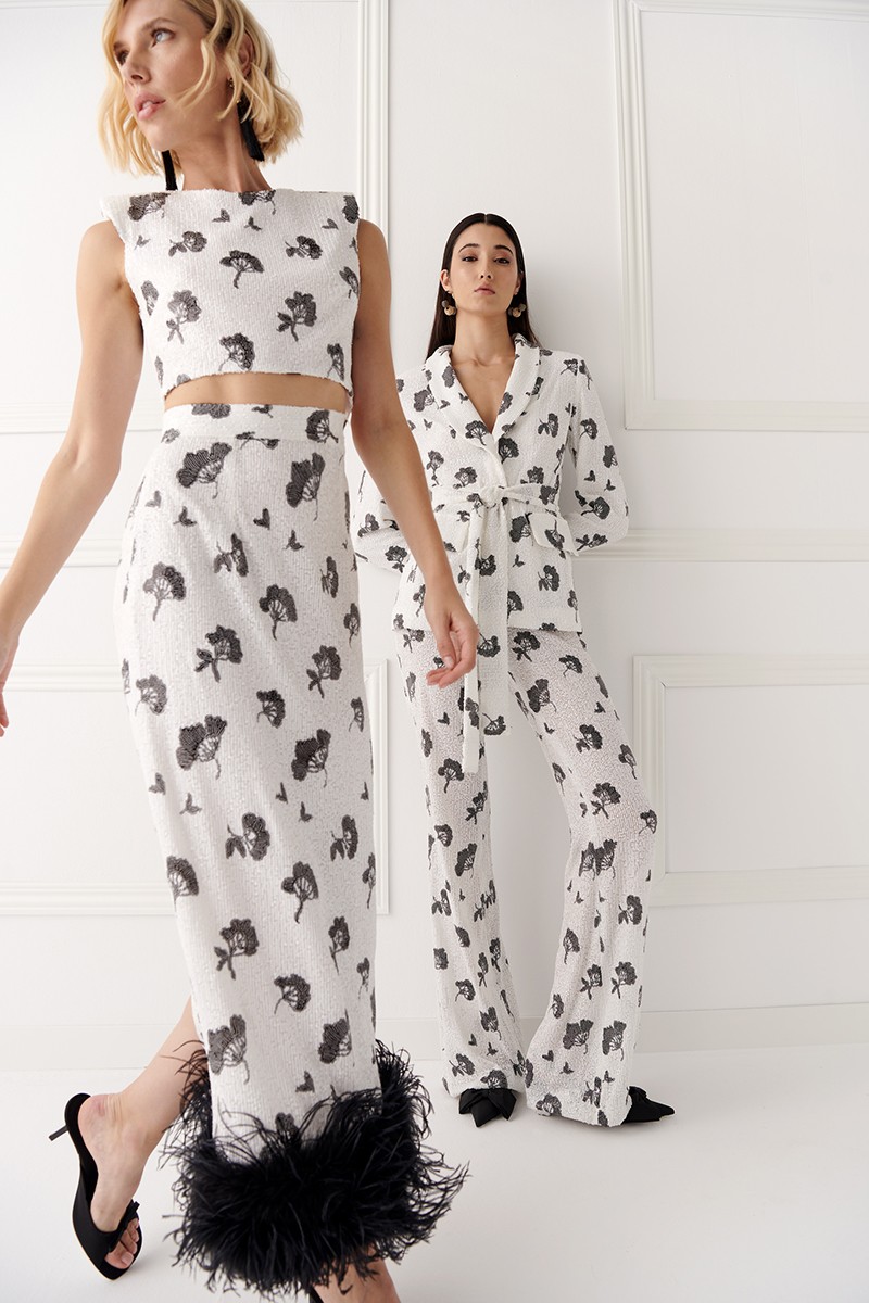 invitada con falda de plumas y top corto en lentejuela blanca y negra, escote a la caja y hombrera marcada para boda, fiesta, evento, , nochevieja, shoponline apparentia