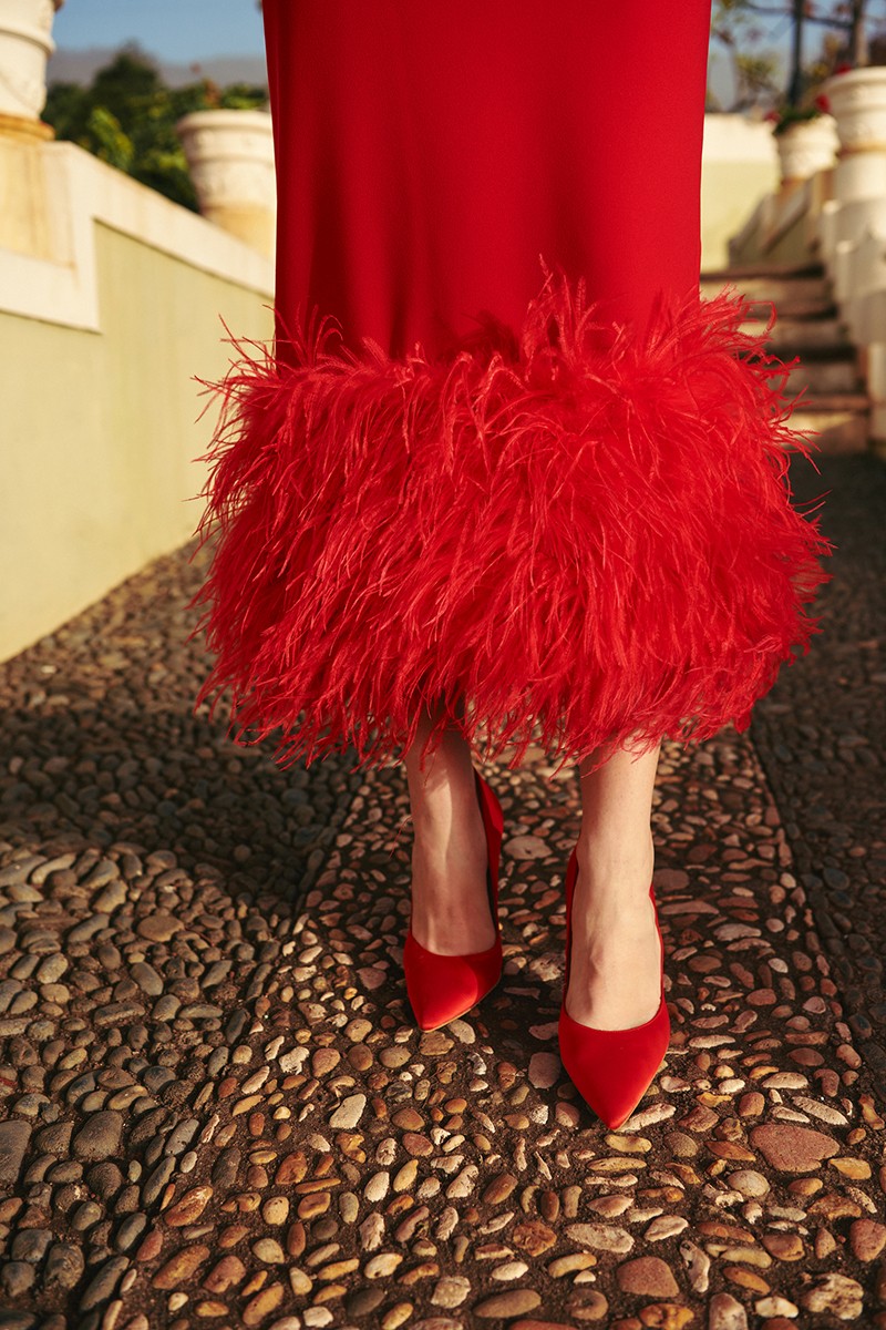 Comprar Vestido de fiesta rojo con escote corazon, abertura abdomen y plumas en falda para evento de verano, coctel, celebracion, graduacion, bautizo, boda de dia