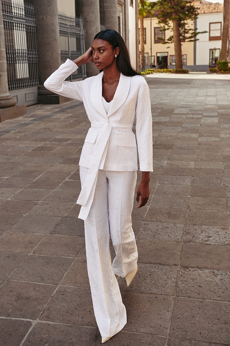 comprar online traje de chaqueta en jacquard brocado blanco blazer cuello esmoquin, boda civil, madre de comunion, bautizo, fondo de armario