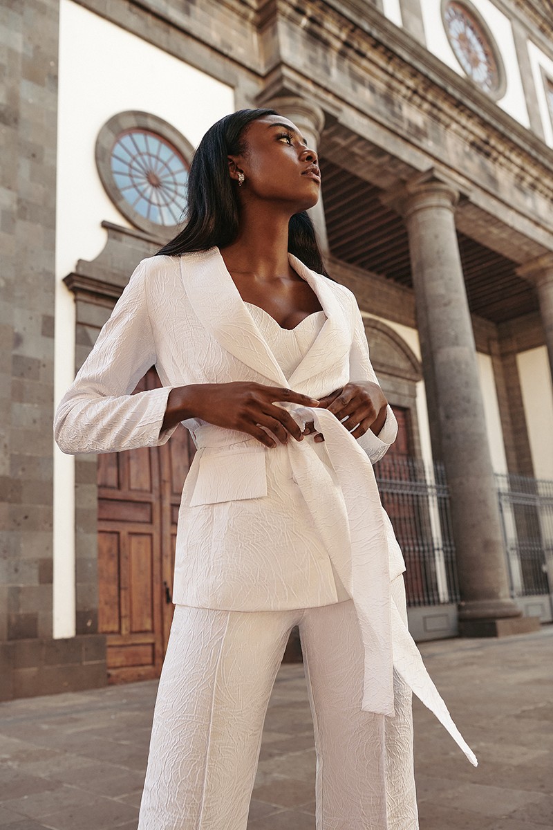 top jacquard blanco. Diseño original a modo de corpiño con tirantes finos y con cazuelas que realzan el pecho para novia civil, mama de bautizo, o comunion