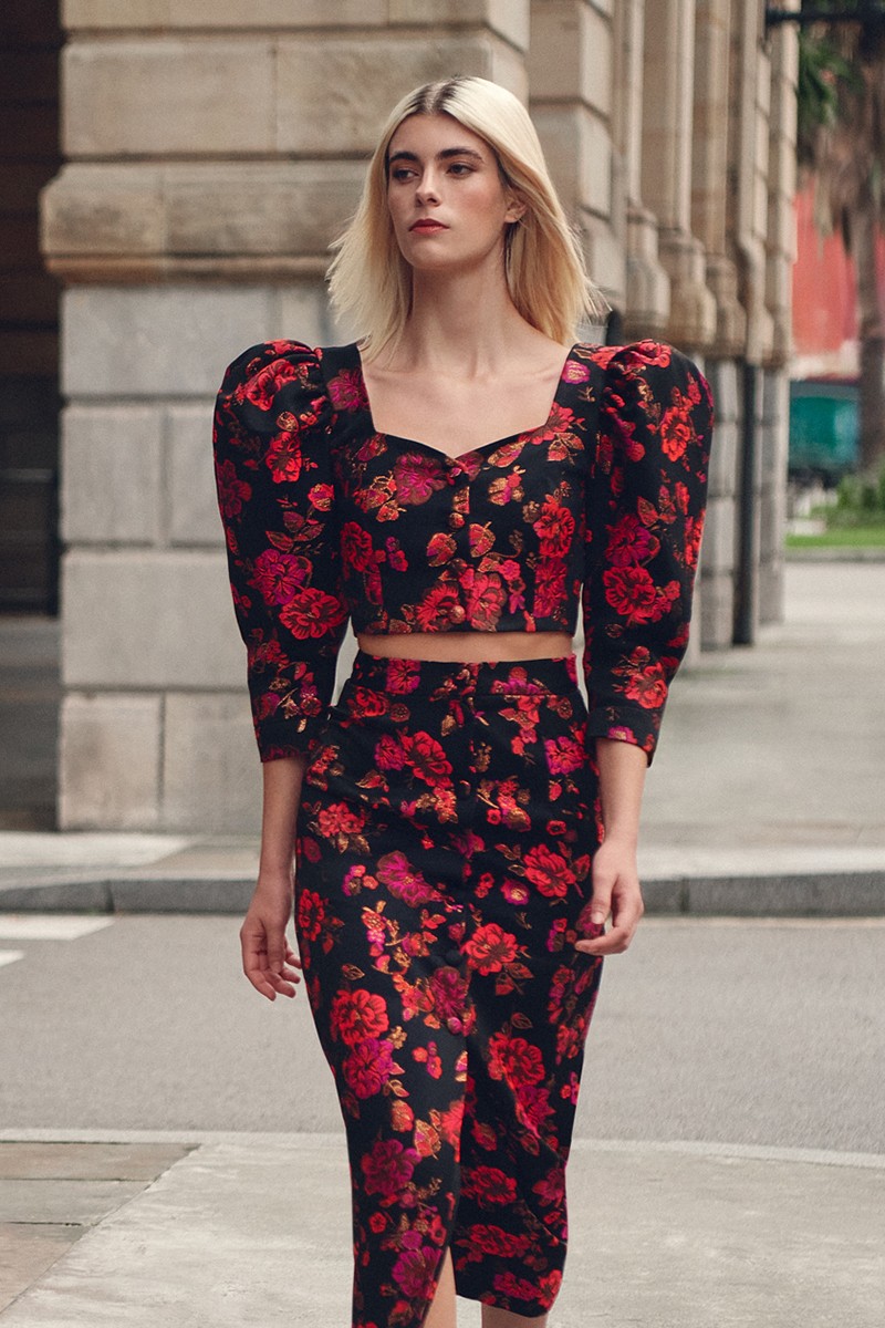 conjunto de falda y pantalon brocado negro con flores con escote corazon y manga jamon con botones forrados para invitada de boda, mama de comunion, mama de bautizo, fiesta, evento