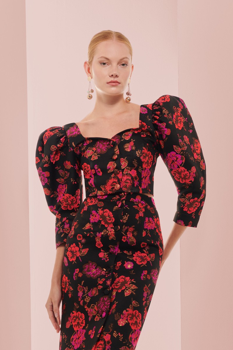 top negro con flores con escote corazon y manga jamon para invitada de boda, mama de comunion, mama de bautizo, fiesta, evento