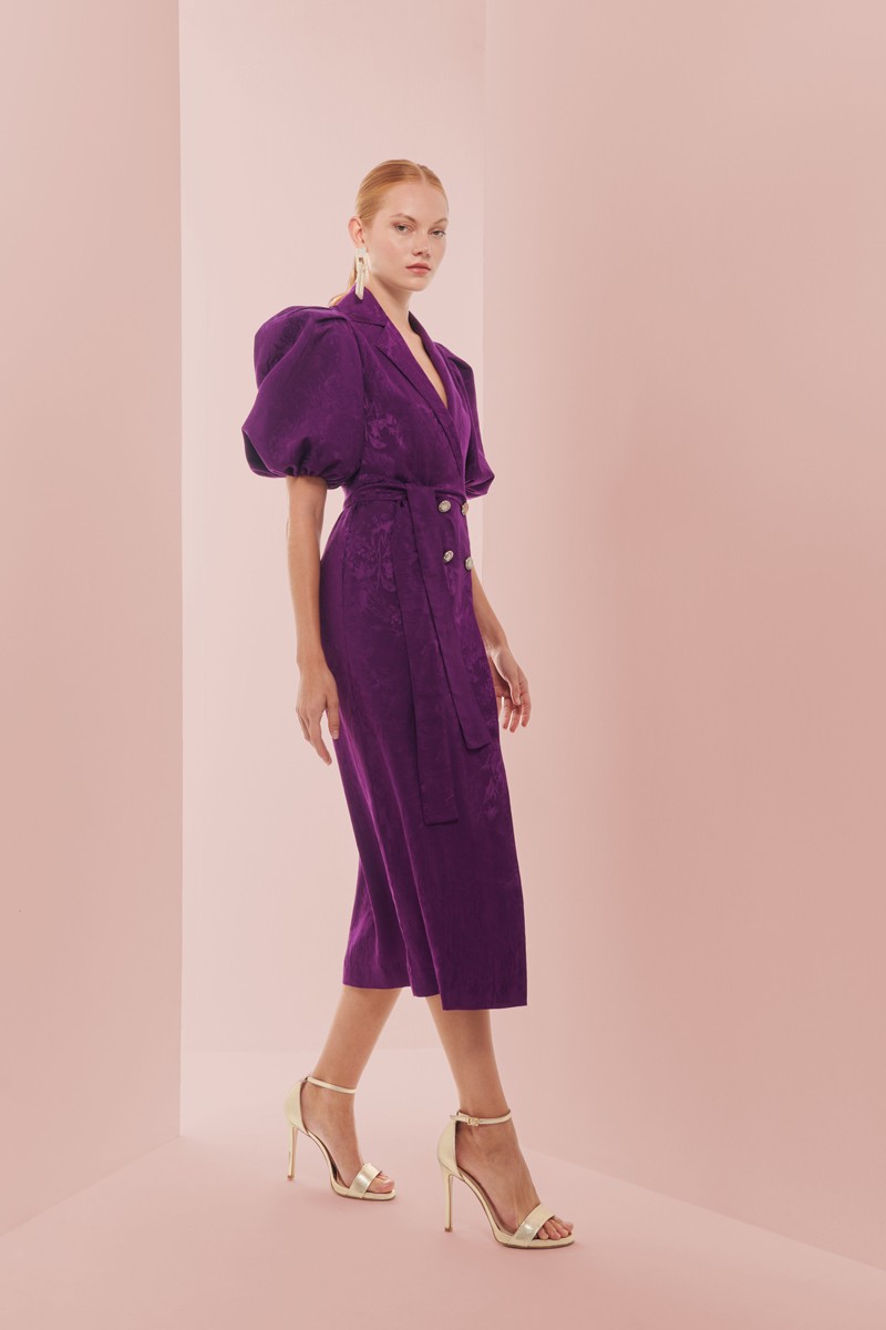 comprar vestido morado con mangas abullonadas con cuello y solapa , botones forrados y cinturon para invitadas boda, evento, fiesta, coctel, otoño fiesta navidad