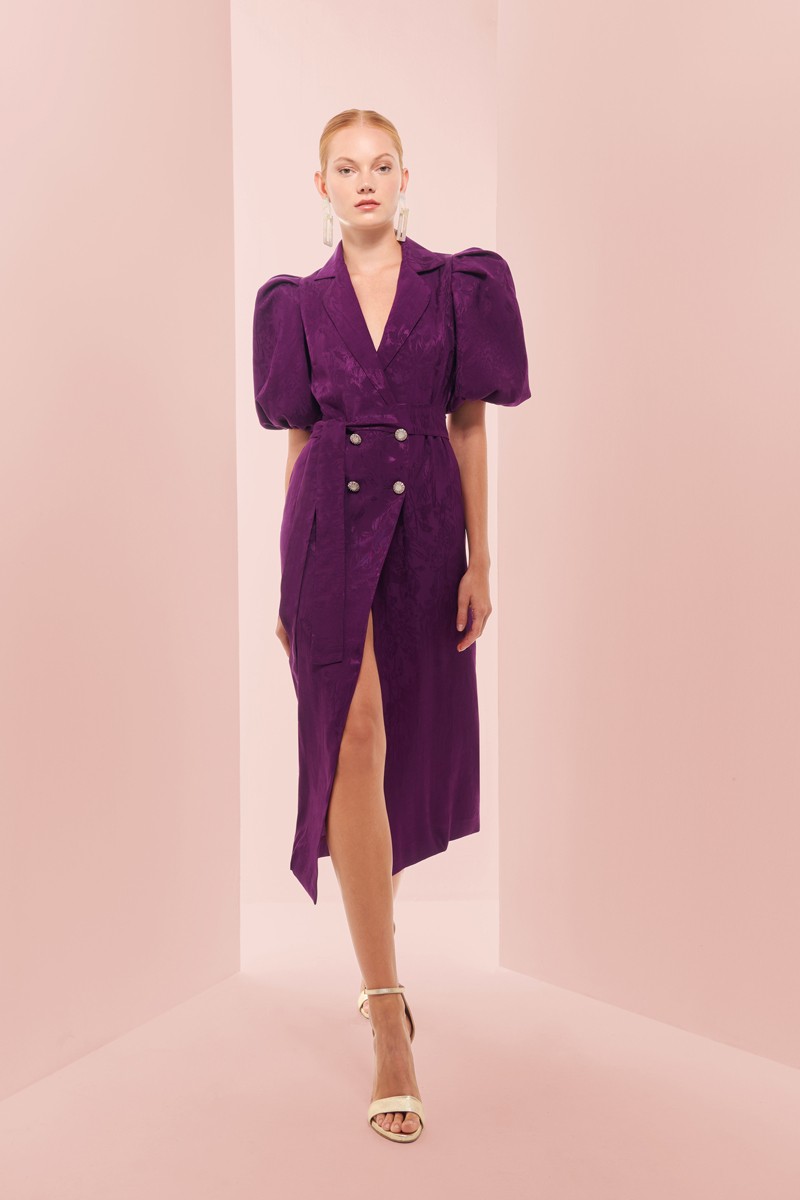 Vestidotipo bata midi con mangas abullonadas morado tornasolado con cuello y solapa , botones forrados y cinturon para invitadas boda, evento, fiesta, coctel, otoño fiesta navidad