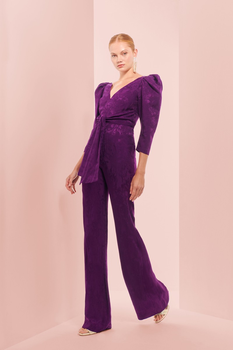 Mono de fiesta con manga abullonada, pantalon palazzo y lazada en cintura confeccionado en jacquard para invitadas boda otoño invierno