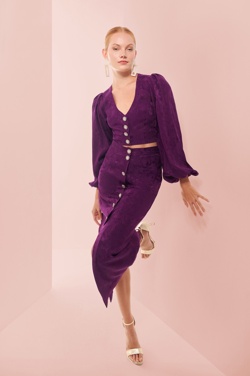 conjunto de falda y top manga volumen en tejido morado con escote en pico y botones joya para invitada fiesta, boda, evento, mamá de comunion comprar online
