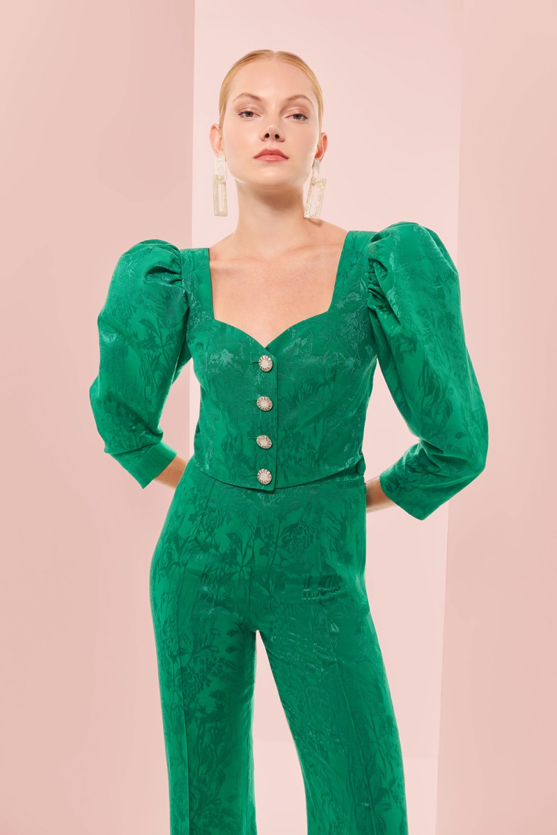 comprar online top corto con escote corazon jacquard fluido verde y manga jamon con botones plata joya para invitada de boda, mama de comunion, mama de bautizo, fiesta, evento