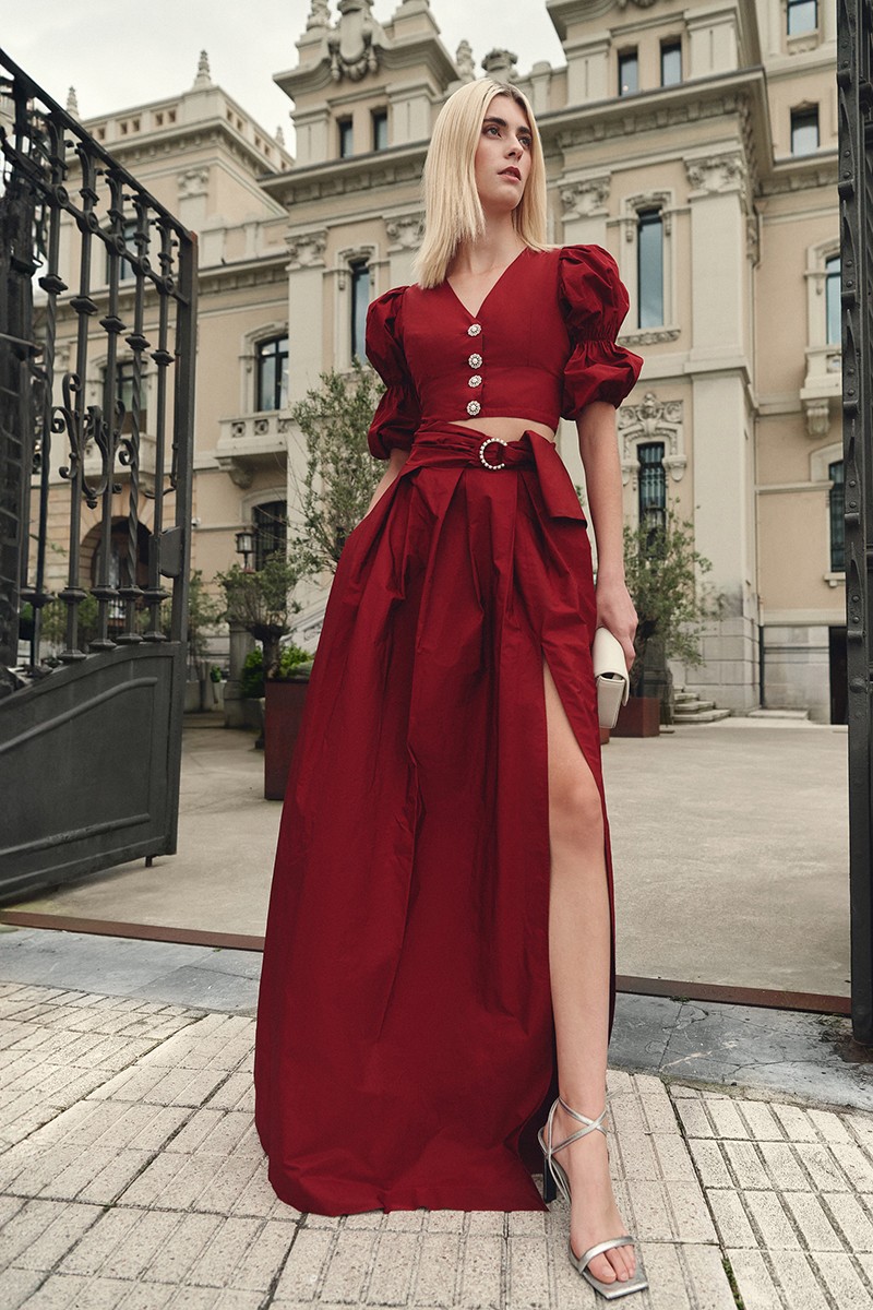 top de fiesta corto con boton joya escote en pico y media manga en tafeta burdeos para invitadas a bodas de invierno,madrina, hermana de la novia...