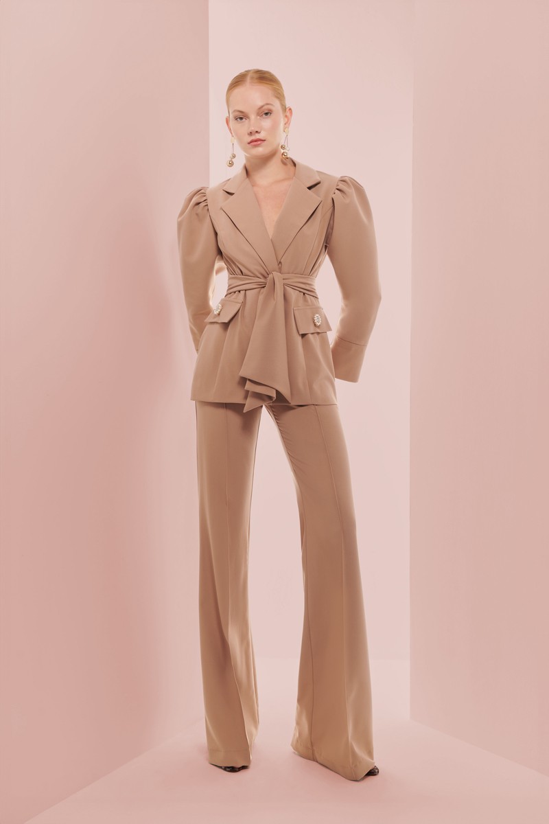 Pantalon de traje de crepe camel para invitada de boda, graduación, fiesta, evento, mamá de comunion, bautizo, shop online, compra online