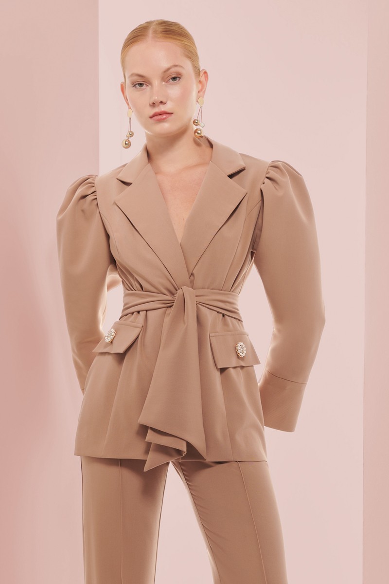 comprar online blazer crepe camel con solapa y cuello para boda, invitada, fiesta, celebracion, coctel, mamá de comunion, graduacion