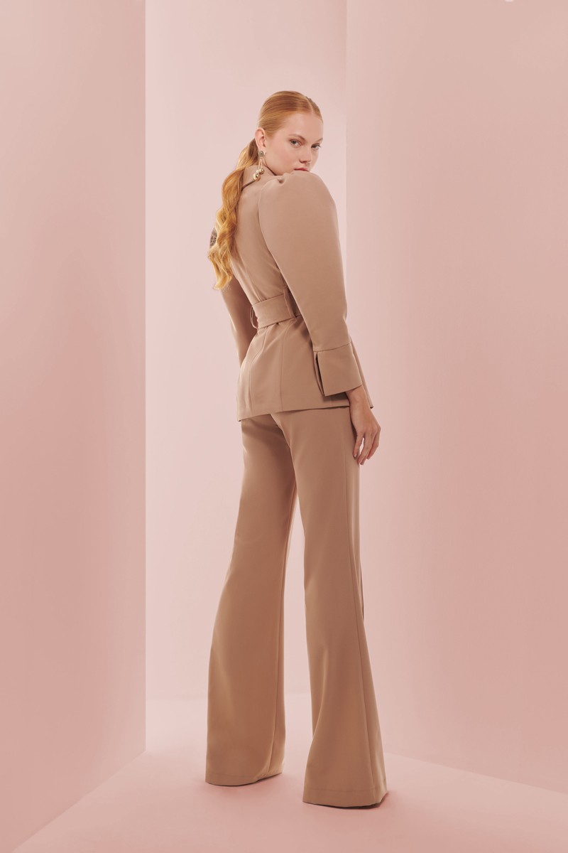 comprar online traje de chaqueta crepe camel con manga abullonada para invitada, fiesta, celebracion, coctel, mamá de comunion, graduacion