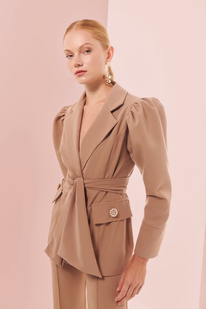 comprar online traje de chaqueta crepe camel con manga abullonada para boda, invitada, fiesta, celebracion, coctel, mamá de comunion, graduacion