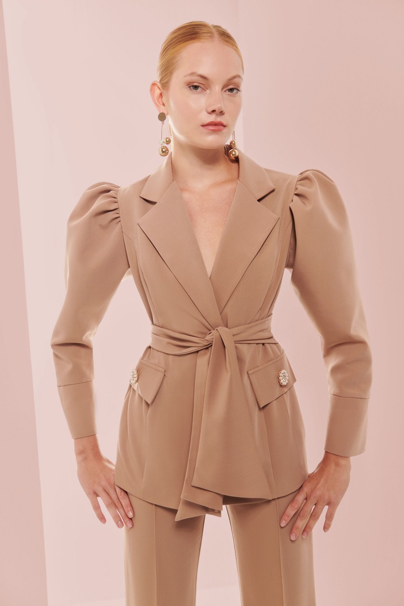 traje de pantalon y blazer crepe camel con manga abullonada para boda, invitada, fiesta, celebracion, coctel, mamá de comunion, graduacion