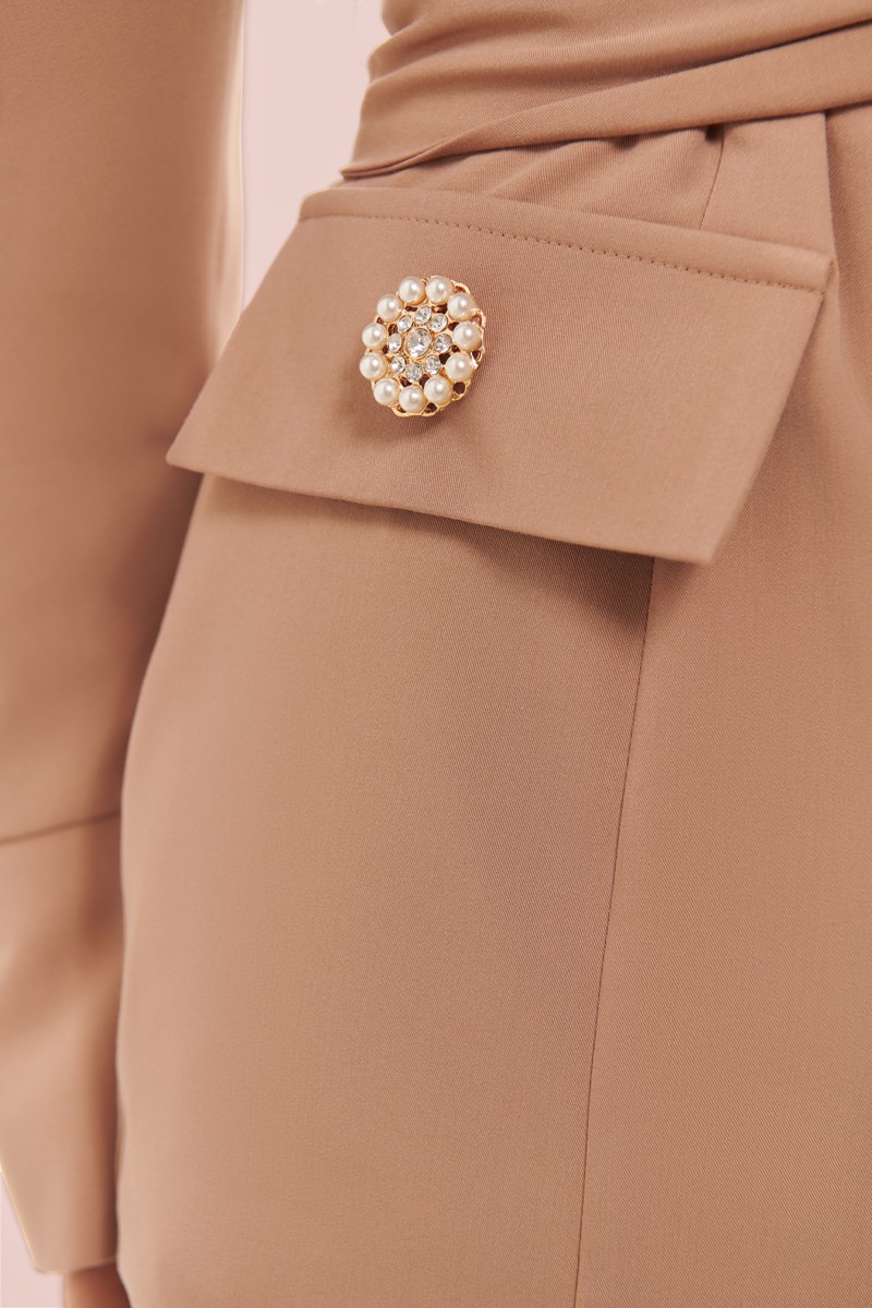 chaqueta crepe camel con solapa y cuello para boda, invitada, fiesta, celebracion, coctel, mamá de comunion, graduacion