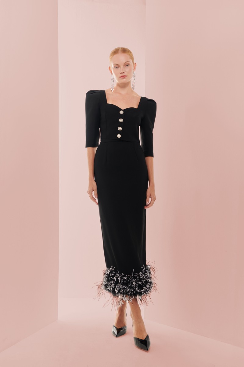 comprar online falda confeccionada en crepe negro, recta con boas de plumas al tono blanca y negra para invitada a boda, fiesta, evento, invitadas, shop online apparentia