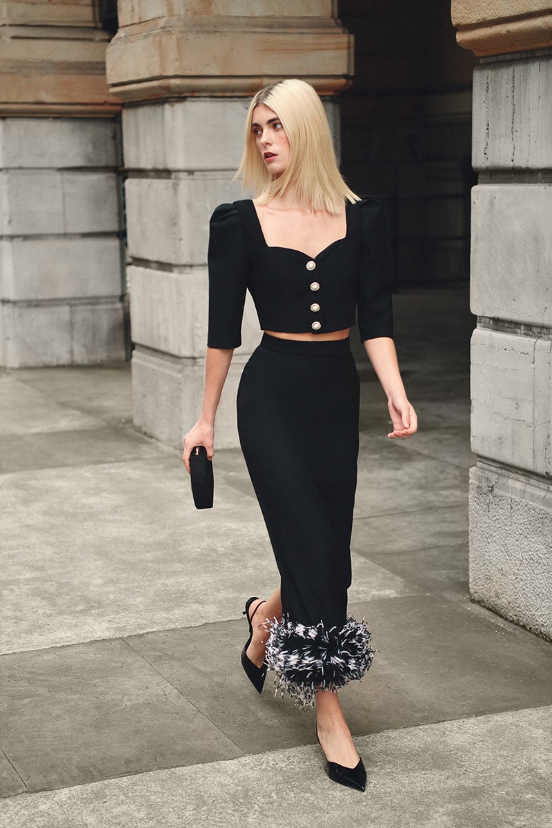 falda confeccionada en crepe negro, recta con boas de plumas al tono blanca y negra para invitada a boda, fiesta, evento, invitadas, shop online apparentia